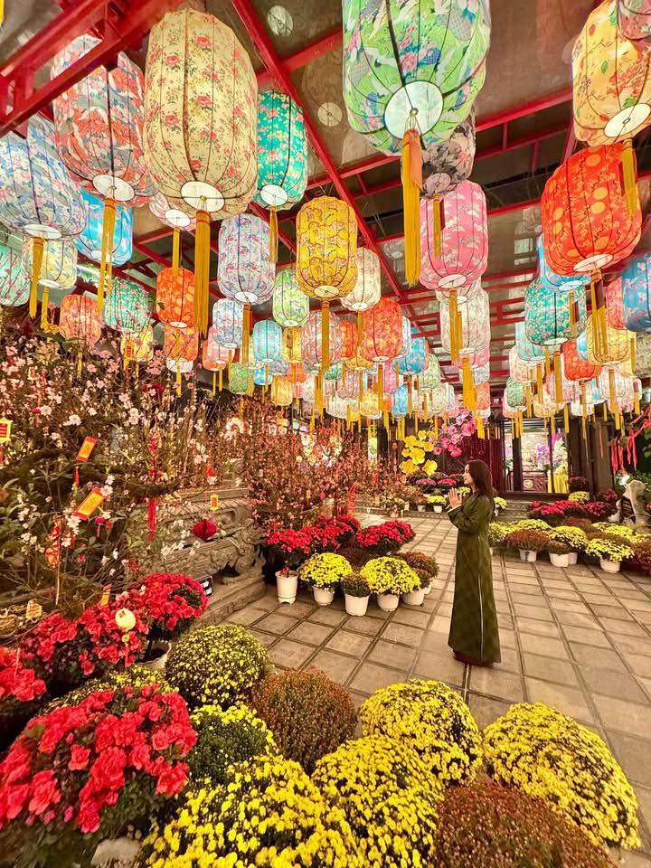 Ph&aacute;t hiện "ti&ecirc;n cảnh" tuyệt đẹp c&aacute;ch H&agrave; Nội chỉ 30km: Ng&ocirc;i đền tựa sơn đạp thủy g&acirc;y b&atilde;o hội m&ecirc; x&ecirc; dịch đầu xu&acirc;n B&iacute;nh Ngọ- Ảnh 6.