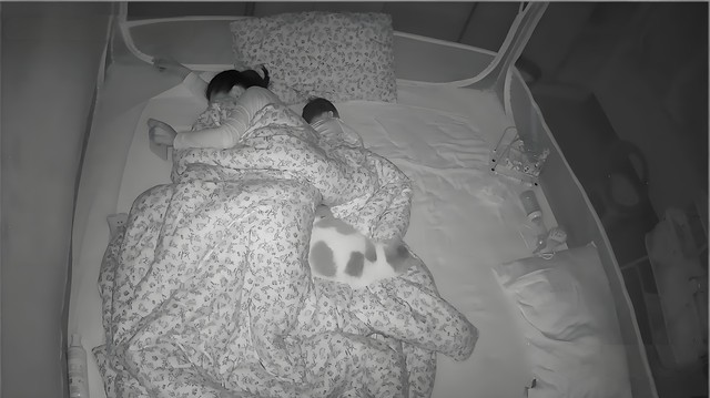 Con trai 11 tuổi ngủ với mẹ, camera ghi lại khoảnh khắc bất thường- Ảnh 1.