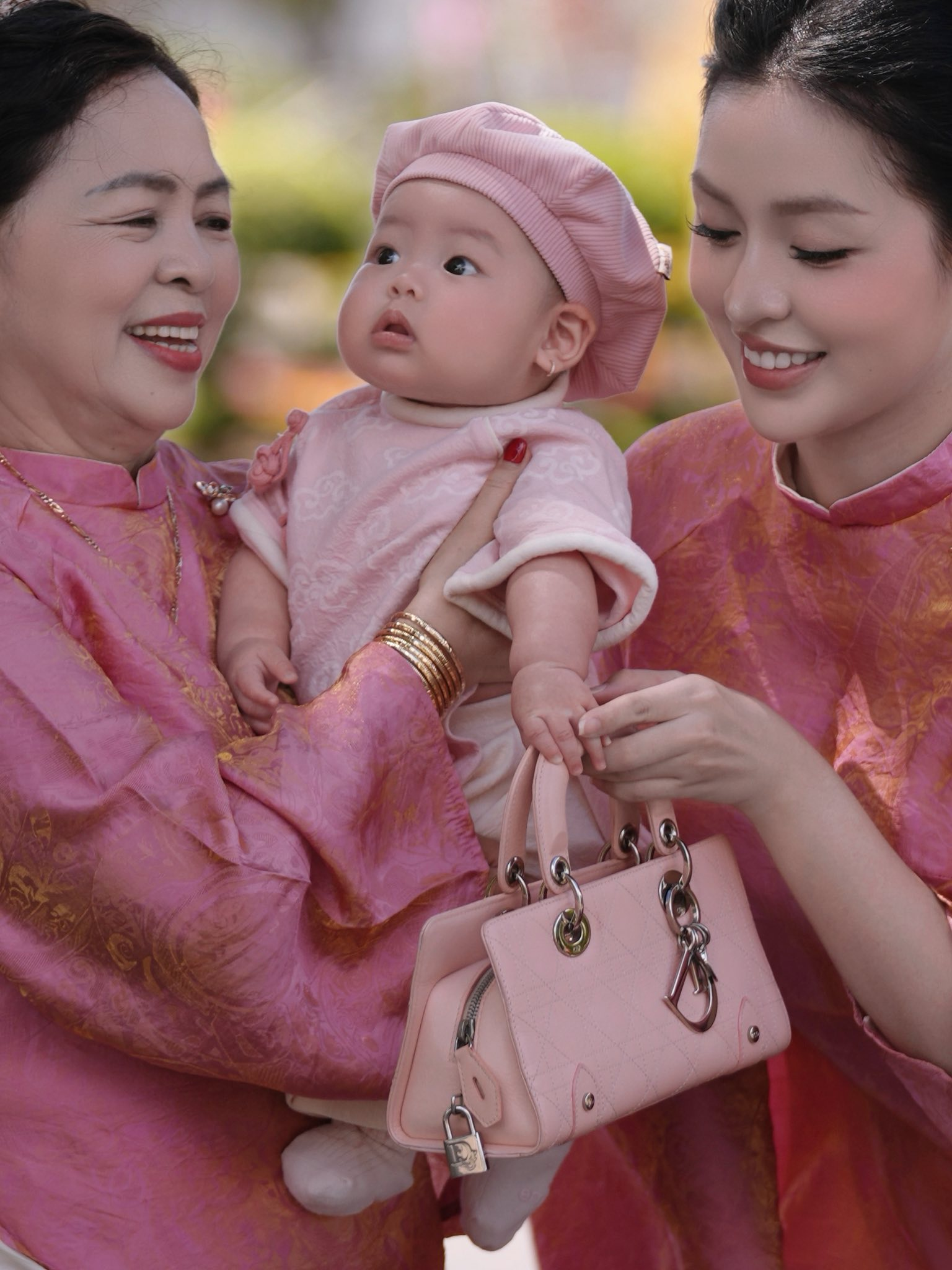 Cận cảnh màn lì xì "đầy mùi tiền" của con gái "hotgirl trứng rán": 4 cây vàng trong ngày mùng 1 Tết, sương sương gần tỷ bạc chứ mấy đâu! - Ảnh 3.