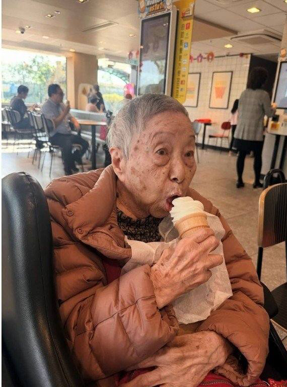 Nữ diễn vi&ecirc;n v&agrave;o viện dưỡng l&atilde;o, đ&oacute;n người gi&uacute;p việc 102 tuổi về ăn Tết g&acirc;y x&uacute;c động- Ảnh 3.