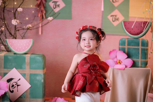 Lisa nh&agrave; Kh&aacute;nh Thi - Phan Hiển xinh y&ecirc;u như thi&ecirc;n thần ng&agrave;y Tết, trọn vẹn n&eacute;t đẹp của mẹ, thần th&aacute;i của cha- Ảnh 6.