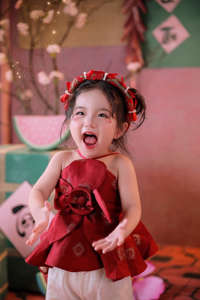 Lisa nh&agrave; Kh&aacute;nh Thi - Phan Hiển xinh y&ecirc;u như thi&ecirc;n thần ng&agrave;y Tết, trọn vẹn n&eacute;t đẹp của mẹ, thần th&aacute;i của cha- Ảnh 3.