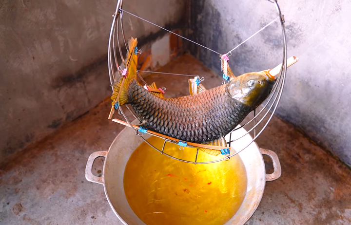 Cỗ khao l&atilde;o l&agrave;ng Diệc: Trải nghiệm c&aacute; ch&eacute;p nằm v&otilde;ng độc đ&aacute;o tại Hưng Y&ecirc;n - Ảnh 3.