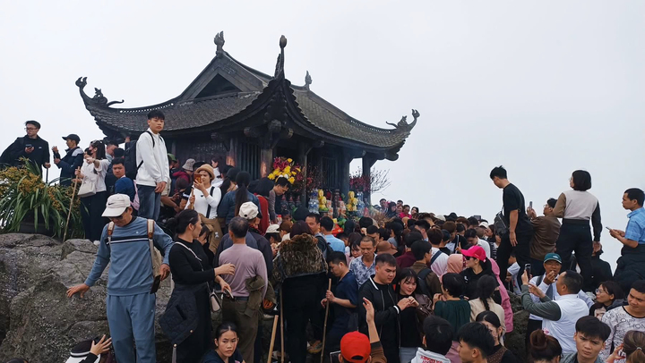 Ch&ugrave;a Đồng Y&ecirc;n Tử đ&ocirc;ng đ&uacute;c ng&agrave;y m&ugrave;ng 3 Tết , thu h&uacute;t 20 . 000 Du kh&aacute;ch - Ảnh 1.