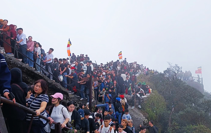 Ch&ugrave;a Đồng Y&ecirc;n Tử đ&ocirc;ng đ&uacute;c ng&agrave;y m&ugrave;ng 3 Tết , thu h&uacute;t 20 . 000 Du kh&aacute;ch - Ảnh 4.