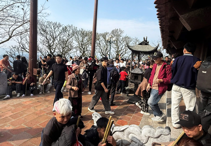 Ch&ugrave;a Đồng Y&ecirc;n Tử đ&ocirc;ng đ&uacute;c ng&agrave;y m&ugrave;ng 3 Tết , thu h&uacute;t 20 . 000 Du kh&aacute;ch - Ảnh 7.