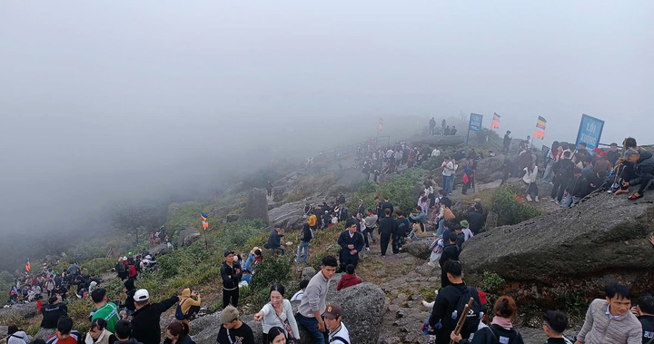 Ch&ugrave;a Đồng Y&ecirc;n Tử đ&ocirc;ng đ&uacute;c ng&agrave;y m&ugrave;ng 3 Tết , thu h&uacute;t 20 . 000 Du kh&aacute;ch - Ảnh 9.