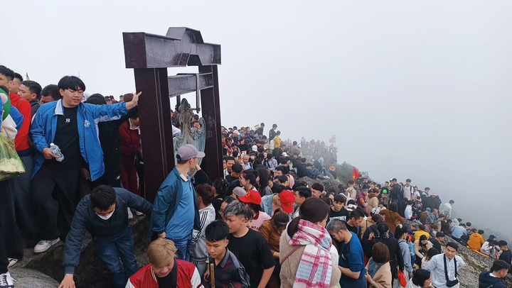 Ch&ugrave;a Đồng Y&ecirc;n Tử đ&ocirc;ng đ&uacute;c ng&agrave;y m&ugrave;ng 3 Tết , thu h&uacute;t 20 . 000 Du kh&aacute;ch - Ảnh 3.