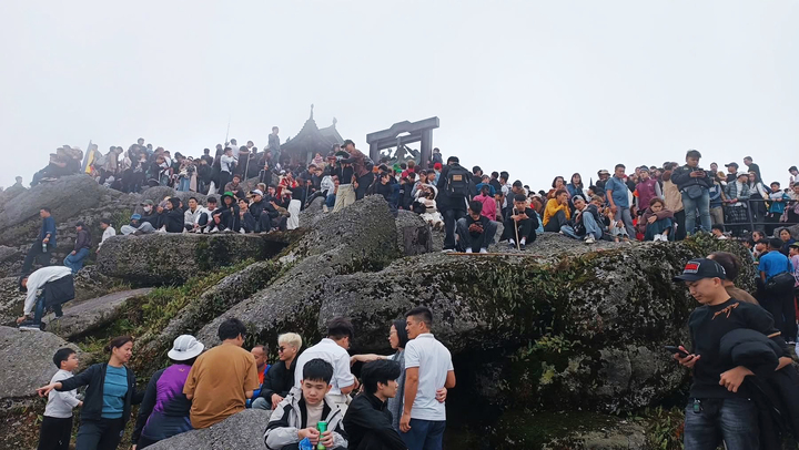 Ch&ugrave;a Đồng Y&ecirc;n Tử đ&ocirc;ng đ&uacute;c ng&agrave;y m&ugrave;ng 3 Tết , thu h&uacute;t 20 . 000 Du kh&aacute;ch - Ảnh 10.