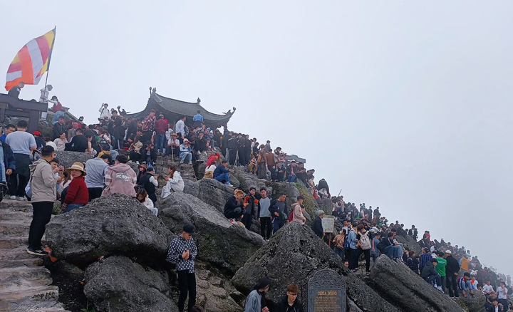 Ch&ugrave;a Đồng Y&ecirc;n Tử đ&ocirc;ng đ&uacute;c ng&agrave;y m&ugrave;ng 3 Tết , thu h&uacute;t 20 . 000 Du kh&aacute;ch - Ảnh 11.