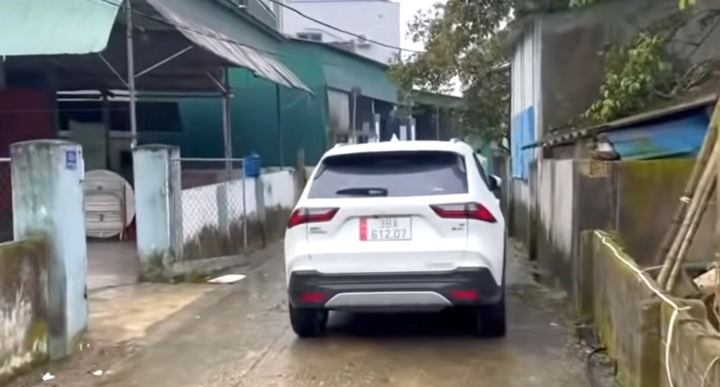 C&ocirc;ng an xử l&yacute; t&agrave;i xế đỗ xe ' kh&oacute;a đu&ocirc;i ', th&aacute;ch thức người d&acirc;n tại H&agrave; Tĩnh - Ảnh 1.