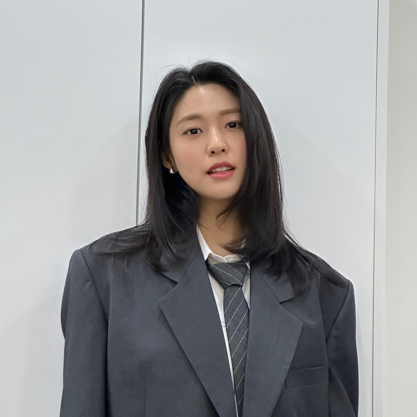 Mỹ nữ Seolhyun v&agrave; phong c&aacute;ch thời trang đẹp như thi&ecirc;n thần trong Slowly And Intensely - Ảnh 6.