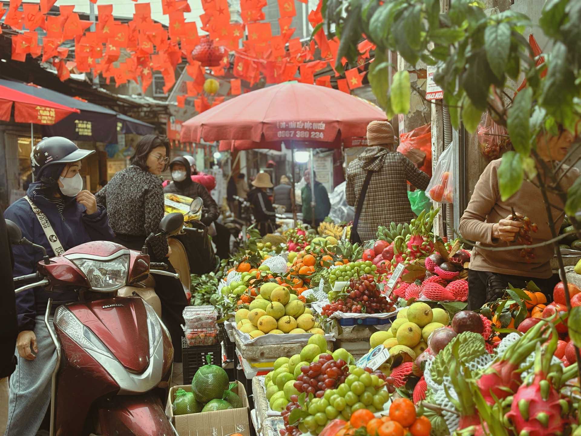 Rằm tháng Chạp: Vì sao nhiều gia đình khá giả không còn chọn chợ Hàng Bè? - Ảnh 2.
