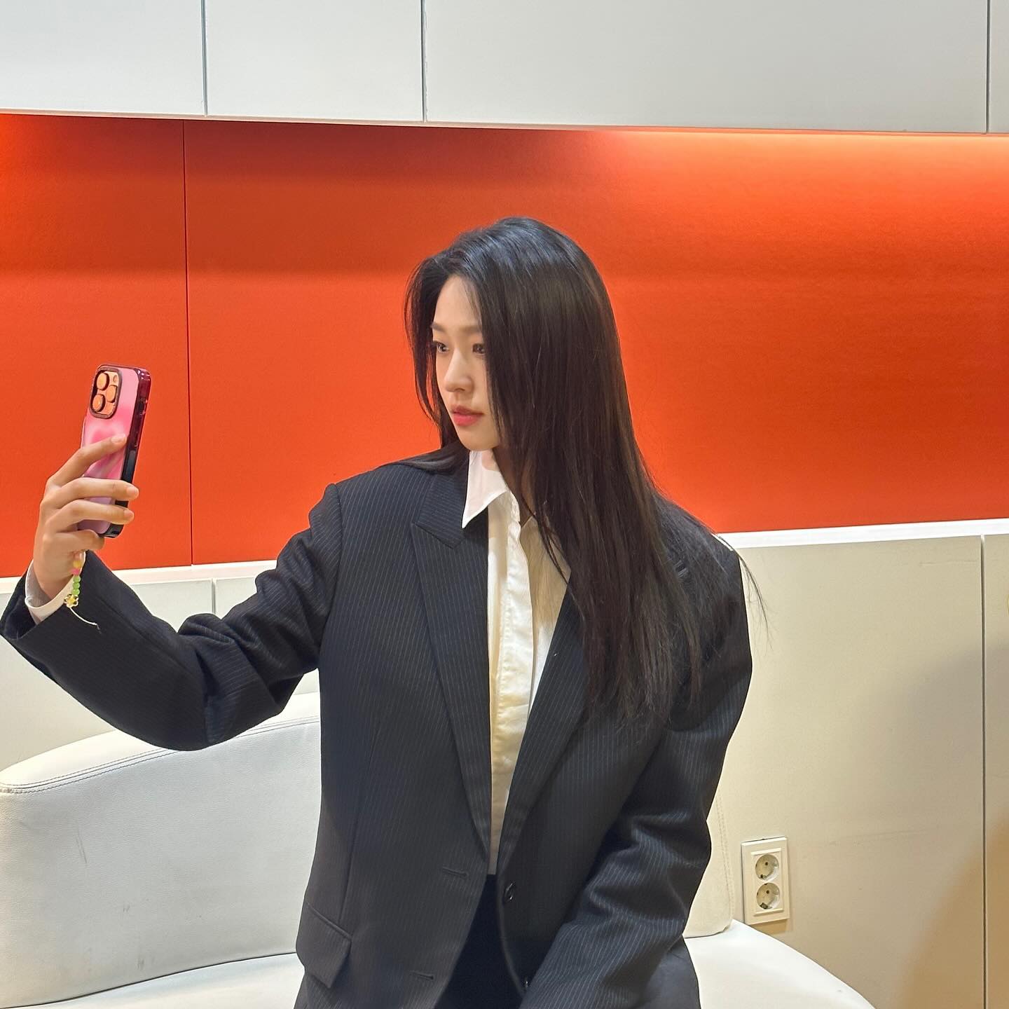 Mỹ nữ Seolhyun v&agrave; phong c&aacute;ch thời trang đẹp như thi&ecirc;n thần trong Slowly And Intensely - Ảnh 11.