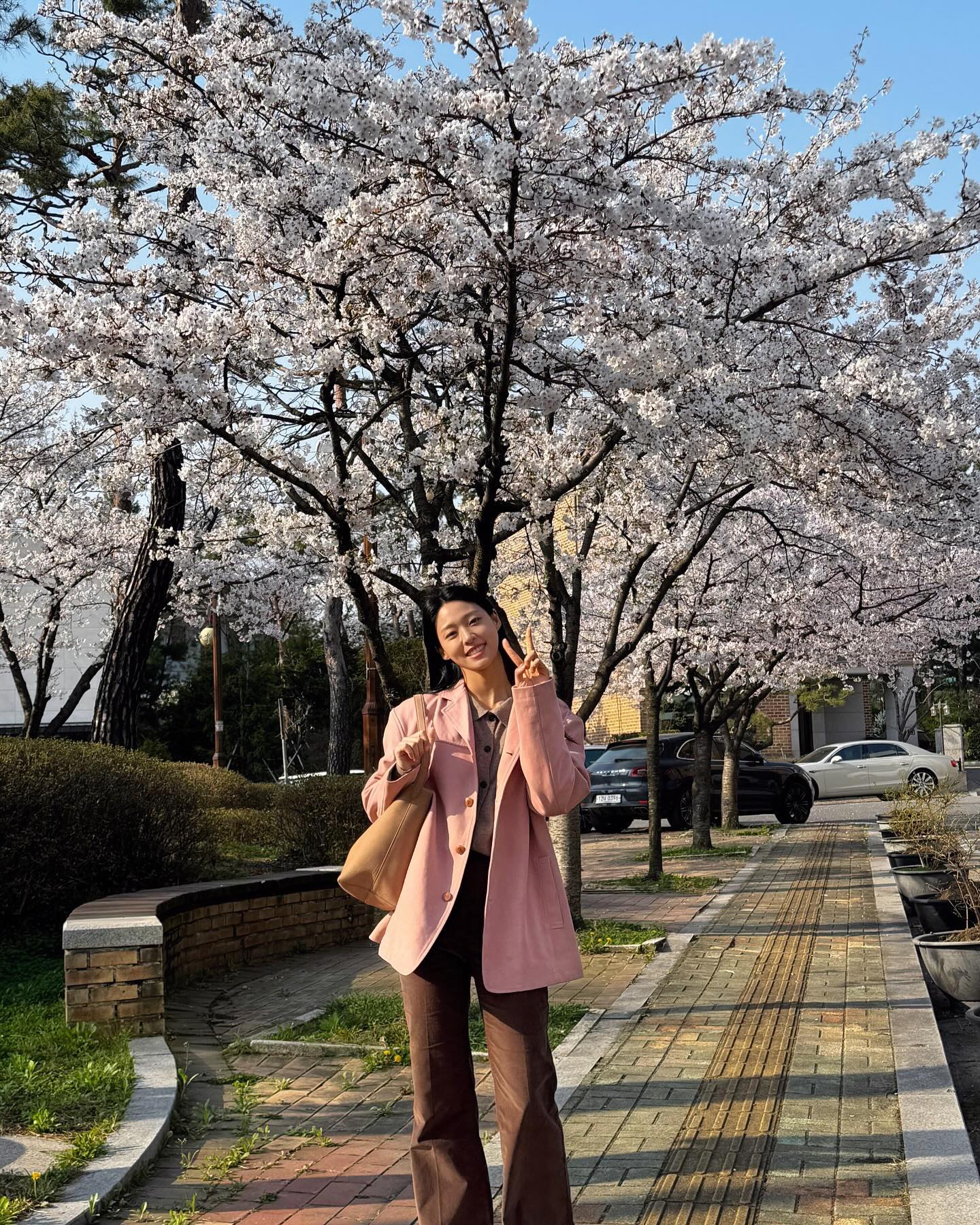 Mỹ nữ Seolhyun v&agrave; phong c&aacute;ch thời trang đẹp như thi&ecirc;n thần trong Slowly And Intensely - Ảnh 12.