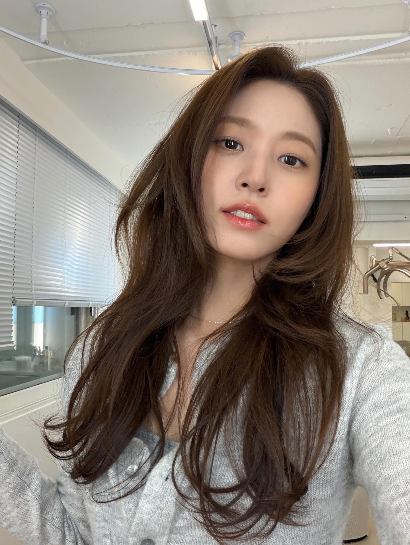 Mỹ nữ Seolhyun v&agrave; phong c&aacute;ch thời trang đẹp như thi&ecirc;n thần trong Slowly And Intensely - Ảnh 5.