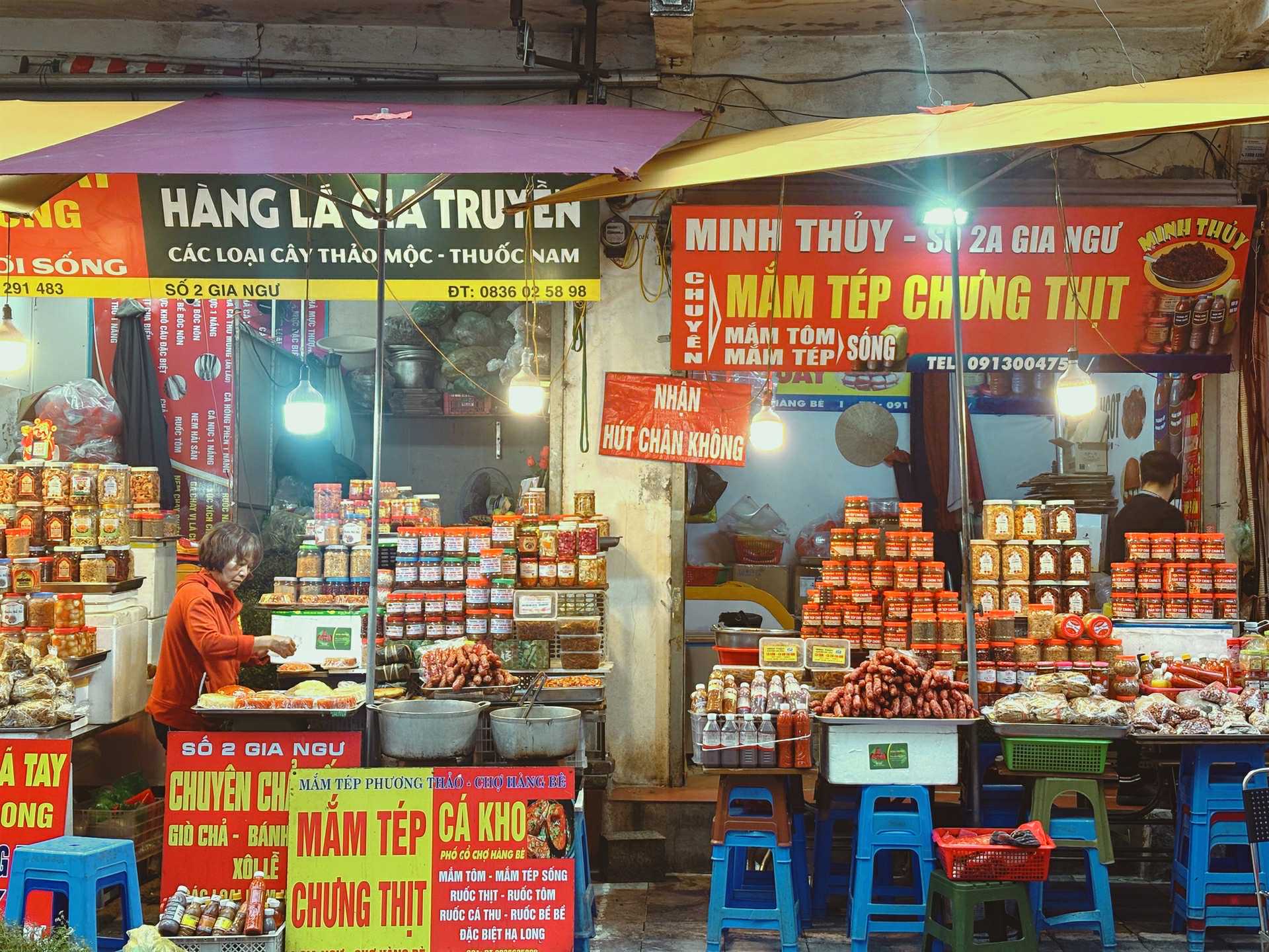 Rằm tháng Chạp: Vì sao nhiều gia đình khá giả không còn chọn chợ Hàng Bè? - Ảnh 1.