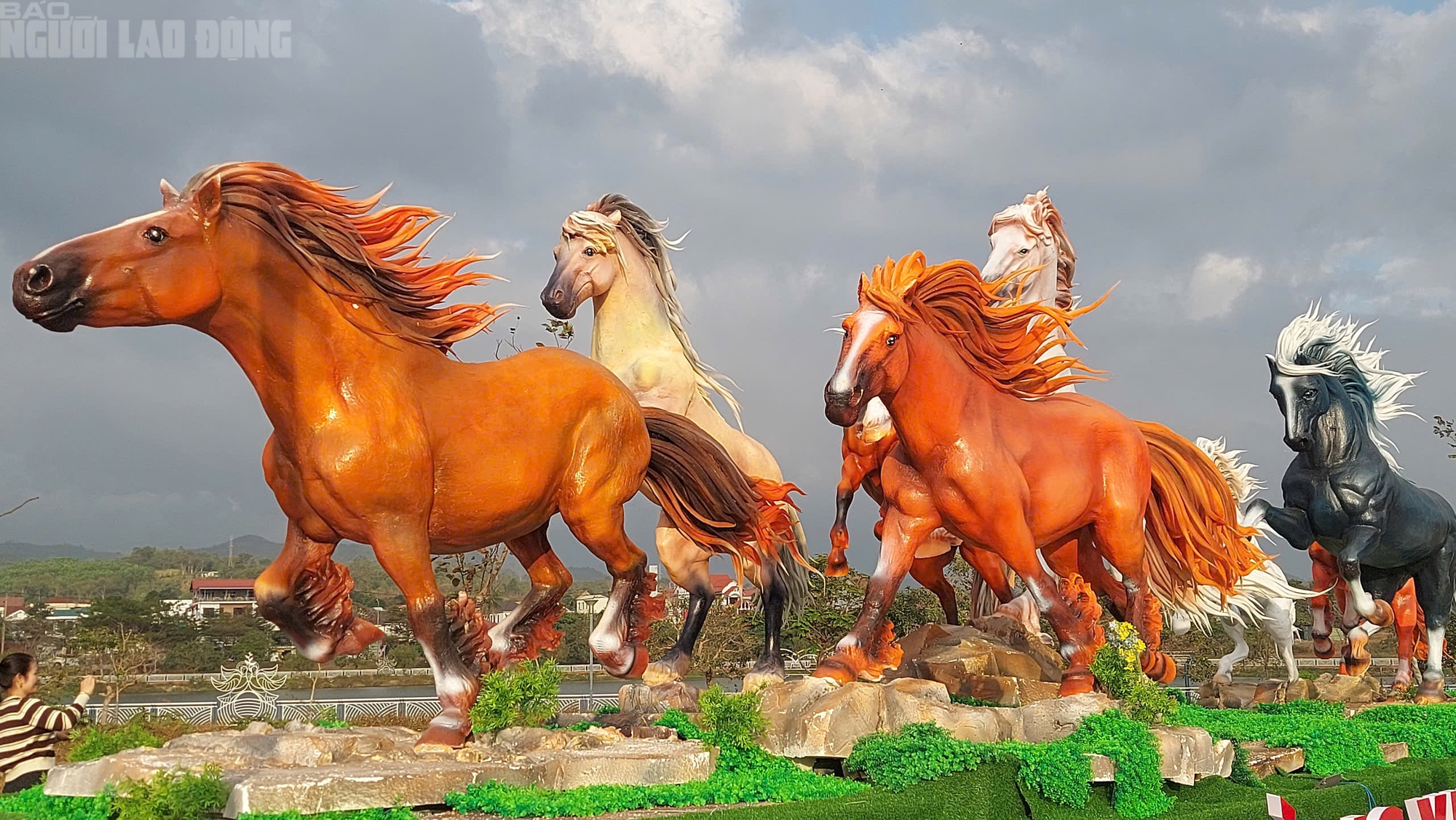 Cận cảnh 8 linh vật ngựa ở Lao Bảo - điểm nhấn văn hóa tết 2026 - Ảnh 4. Cận cảnh 8 linh vật ngựa ở Lao Bảo - điểm nhấn văn hóa tết 2026 - Ảnh 4.