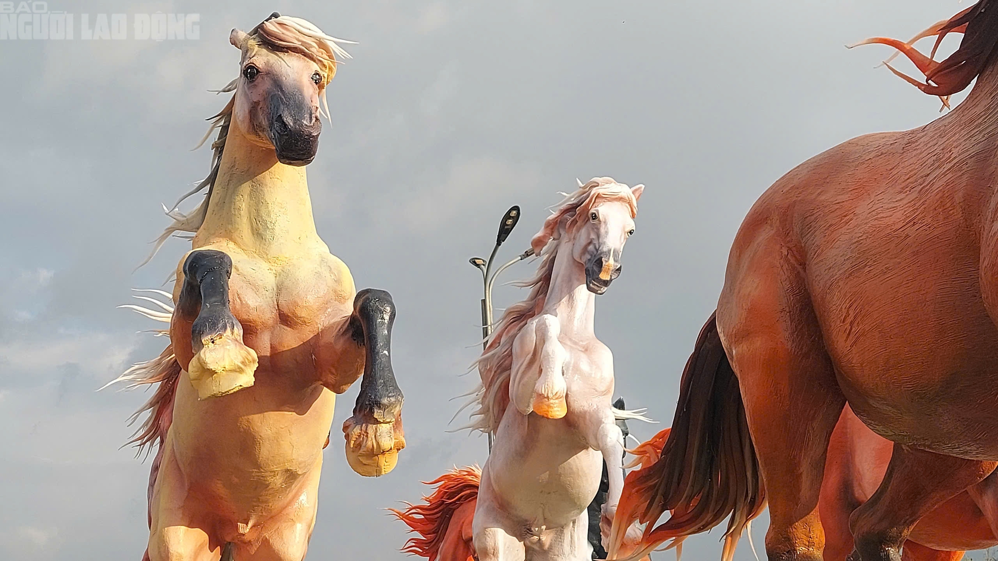Cận cảnh 8 linh vật ngựa ở Lao Bảo - điểm nhấn văn hóa tết 2026 - Ảnh 5. Cận cảnh 8 linh vật ngựa ở Lao Bảo - điểm nhấn văn hóa tết 2026 - Ảnh 5.
