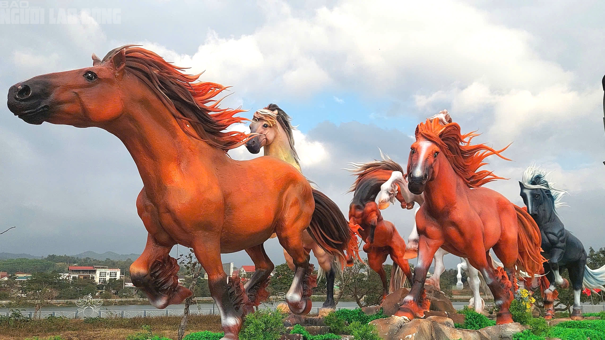 Cận cảnh 8 linh vật ngựa ở Lao Bảo - điểm nhấn văn hóa tết 2026 - Ảnh 6. Cận cảnh 8 linh vật ngựa ở Lao Bảo - điểm nhấn văn hóa tết 2026 - Ảnh 6.