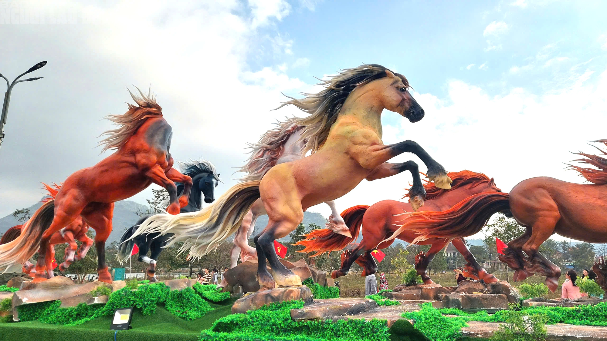 Cận cảnh 8 linh vật ngựa ở Lao Bảo - điểm nhấn văn hóa tết 2026 - Ảnh 8. Cận cảnh 8 linh vật ngựa ở Lao Bảo - điểm nhấn văn hóa tết 2026 - Ảnh 8.