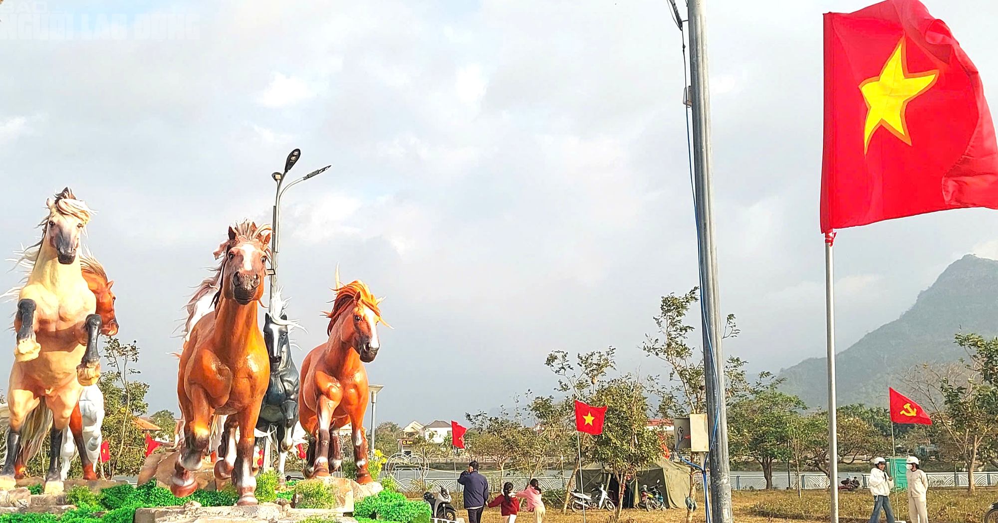 Cận cảnh 8 linh vật ngựa ở Lao Bảo - điểm nhấn văn hóa tết 2026 - Ảnh 10. Cận cảnh 8 linh vật ngựa ở Lao Bảo - điểm nhấn văn hóa tết 2026 - Ảnh 10.
