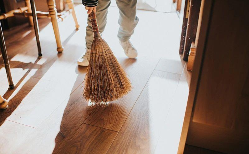 Dọn dẹp nh&agrave; đ&oacute;n Tết, b&eacute; g&aacute;i lớp 2 bị 