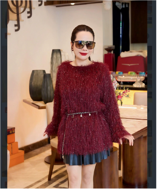 Nữ doanh nh&acirc;n bốn con vẫn giữ gu thời trang thanh lịch, tinh tế - Ảnh 2.