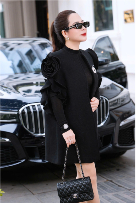 Nữ doanh nh&acirc;n bốn con vẫn giữ gu thời trang thanh lịch, tinh tế - Ảnh 3.