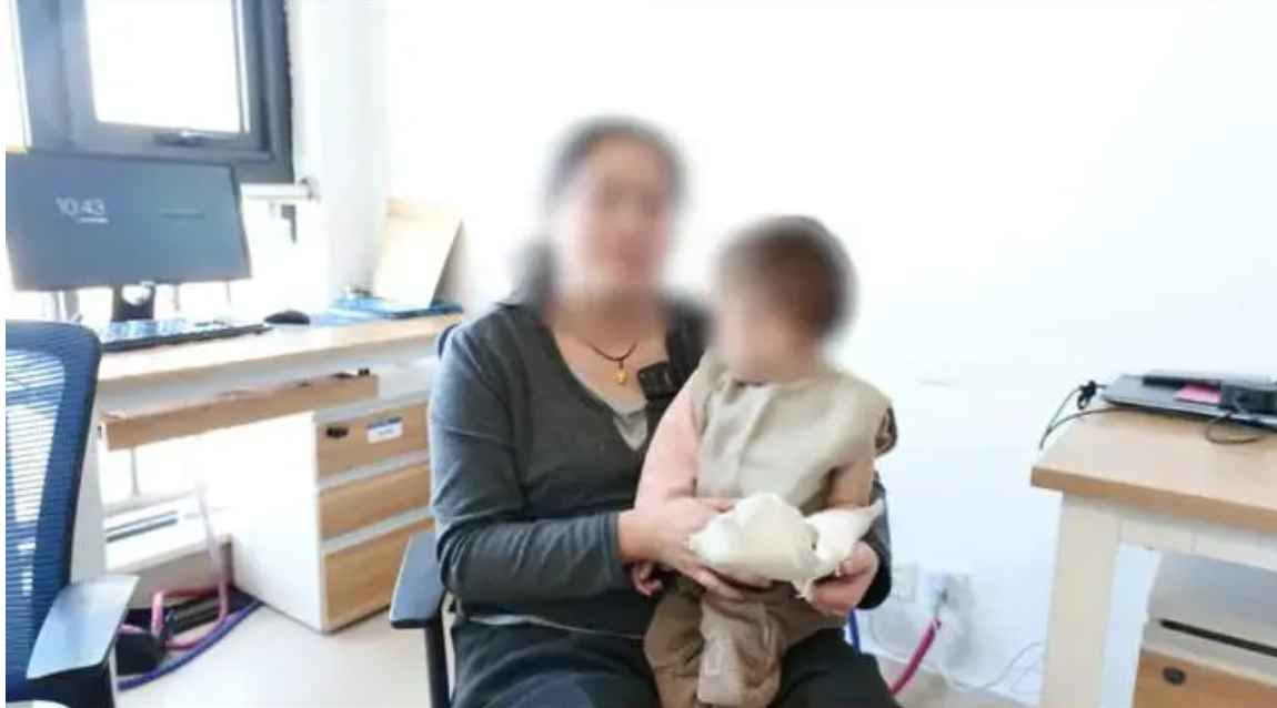 B&eacute; g&aacute;i 1 tuổi bị thỏ cắn đứt ng&oacute;n tay khi cho ăn- Ảnh 1.