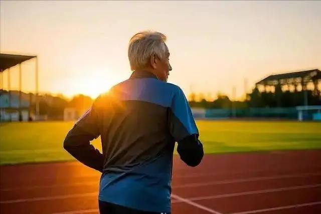 Người tr&ecirc;n 60 tuổi th&agrave; ở nh&agrave; ngủ c&ograve;n hơn l&agrave; l&agrave;m 4 điều n&agrave;y thường xuy&ecirc;n, c&agrave;ng l&agrave;m c&agrave;ng hại th&acirc;n- Ảnh 1.