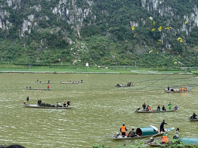 Vụ lật đ&ograve; chở 7 người: T&igrave;m thấy 2 &ocirc;ng ch&aacute;u, s&ocirc;ng Gianh phủ m&agrave;u tang thương - Ảnh 1.