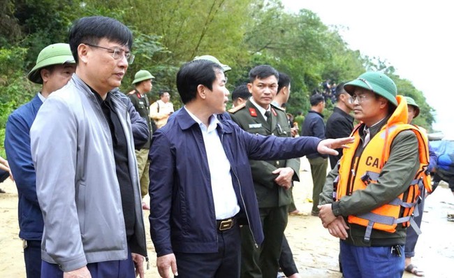 Vụ lật đ&ograve; chở 7 người: T&igrave;m thấy 2 &ocirc;ng ch&aacute;u, s&ocirc;ng Gianh phủ m&agrave;u tang thương - Ảnh 4.