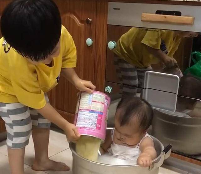 Nấu cơm trong bếp để hai con nhỏ chơi với nhau ngo&agrave;i ph&ograve;ng kh&aacute;ch, người mẹ su&yacute;t ngất khi thấy h&agrave;nh động anh trai l&agrave;m với em - Ảnh 2.