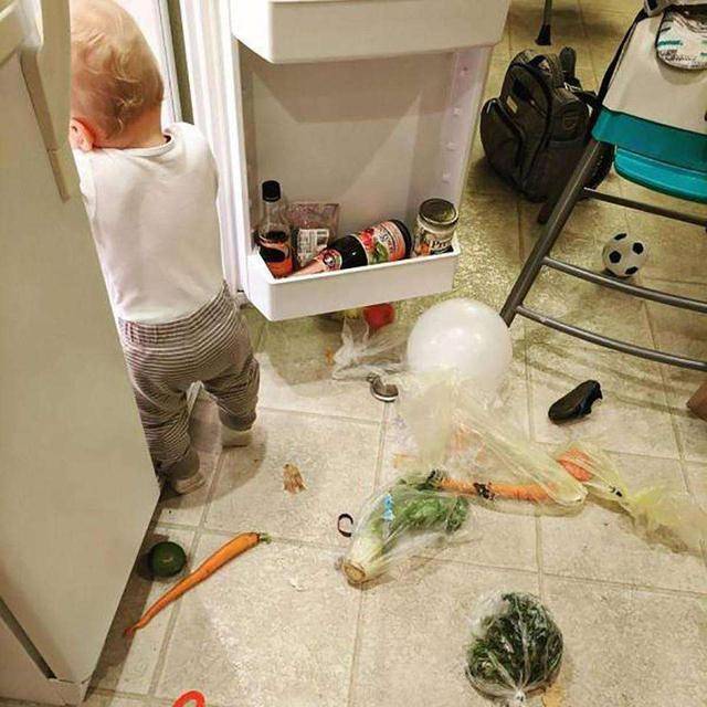 Nấu cơm trong bếp để hai con nhỏ chơi với nhau ngo&agrave;i ph&ograve;ng kh&aacute;ch, người mẹ su&yacute;t ngất khi thấy h&agrave;nh động anh trai l&agrave;m với em - Ảnh 4.