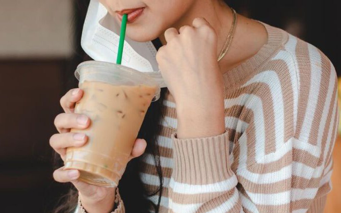 Người đ&agrave;n &ocirc;ng 70 tuổi qua đời v&igrave; nhồi m&aacute;u cơ tim giữa đ&ecirc;m, BS khuy&ecirc;n: Ngay cả khi kh&aacute;t v&agrave;o ban đ&ecirc;m, cũng đừng uống 3 loại nước n&agrave;y - Ảnh 2.