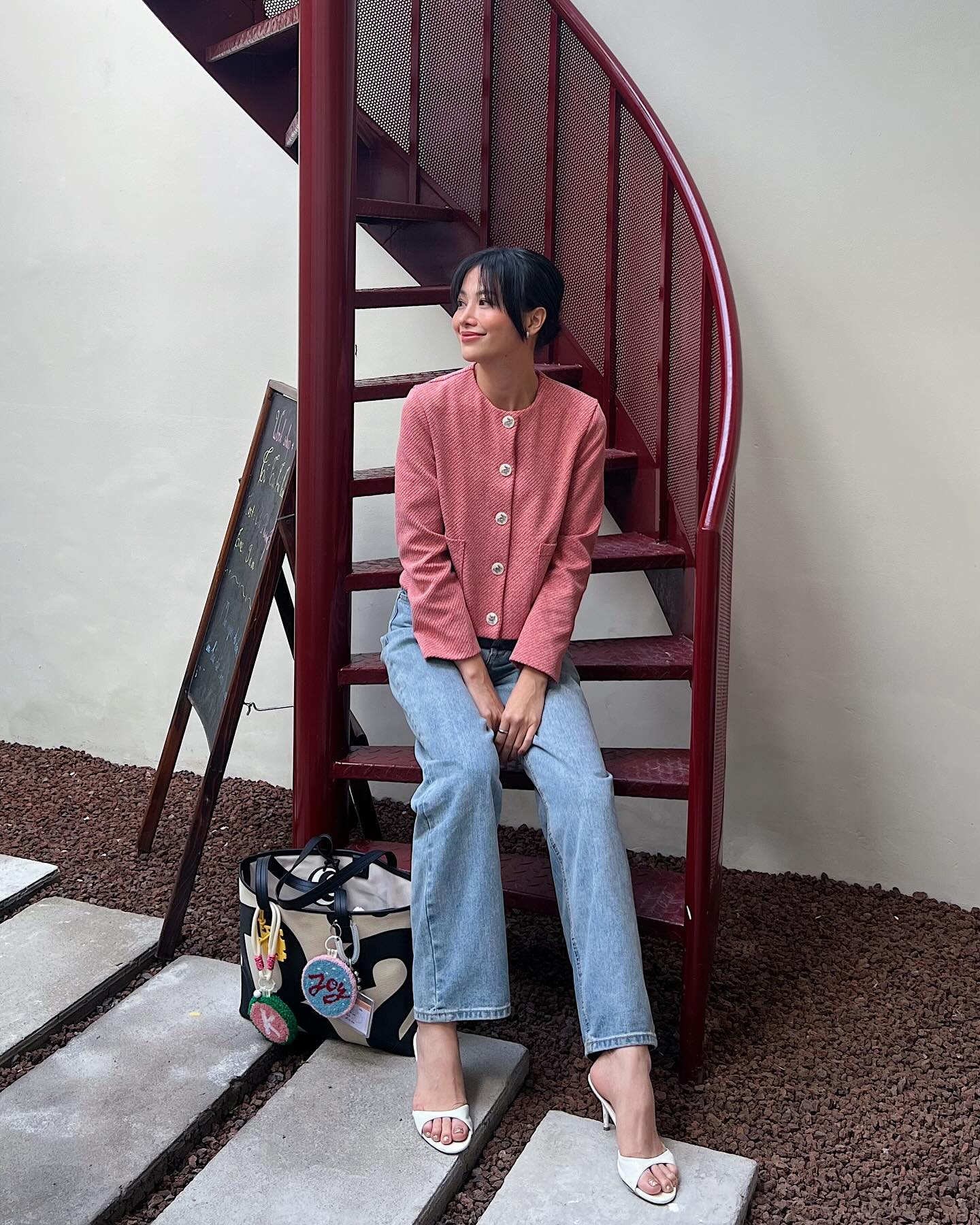 Các mỹ nhân Việt mix đồ với quần jeans đỉnh nhất 2026 không thể bỏ lỡ - Ảnh 4. Các mỹ nhân Việt mix đồ với quần jeans đỉnh nhất 2026 không thể bỏ lỡ - Ảnh 4.