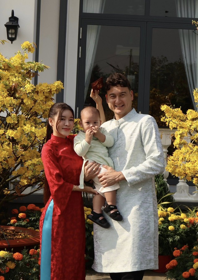 Gấp 3 visual Tết: Thủ m&ocirc;n L&acirc;m T&acirc;y bồng bế con trai, Yến Xu&acirc;n vững phong độ n&agrave;ng WAG quyến rũ nhất l&agrave;ng b&oacute;ng đ&aacute; - Ảnh 4.