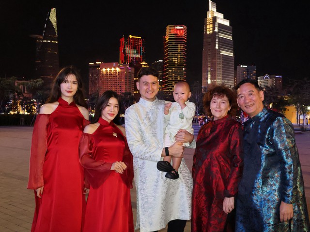 Gấp 3 visual Tết: Thủ m&ocirc;n L&acirc;m T&acirc;y bồng bế con trai, Yến Xu&acirc;n vững phong độ n&agrave;ng WAG quyến rũ nhất l&agrave;ng b&oacute;ng đ&aacute; - Ảnh 3.