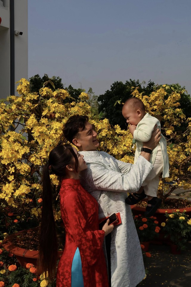 Gấp 3 visual Tết: Thủ m&ocirc;n L&acirc;m T&acirc;y bồng bế con trai, Yến Xu&acirc;n vững phong độ n&agrave;ng WAG quyến rũ nhất l&agrave;ng b&oacute;ng đ&aacute; - Ảnh 5.