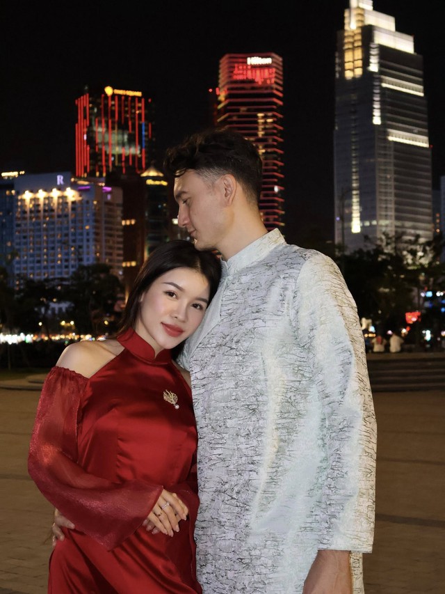 Gấp 3 visual Tết: Thủ m&ocirc;n L&acirc;m T&acirc;y bồng bế con trai, Yến Xu&acirc;n vững phong độ n&agrave;ng WAG quyến rũ nhất l&agrave;ng b&oacute;ng đ&aacute; - Ảnh 2.