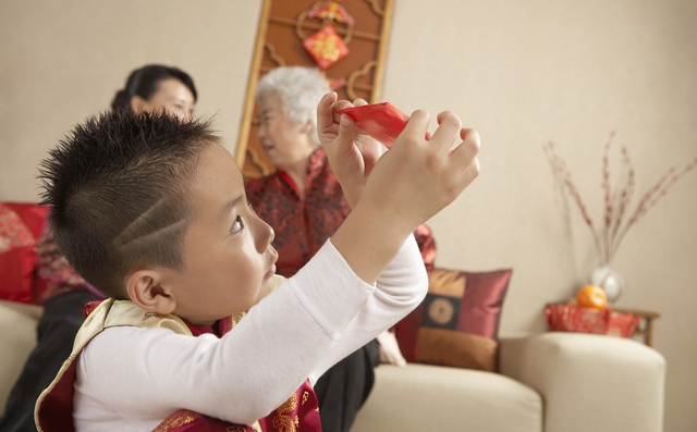 Con trai 4 tuổi giật phăng l&igrave; x&igrave; tr&ecirc;n tay b&agrave; ngoại rồi h&eacute;t lớn: 