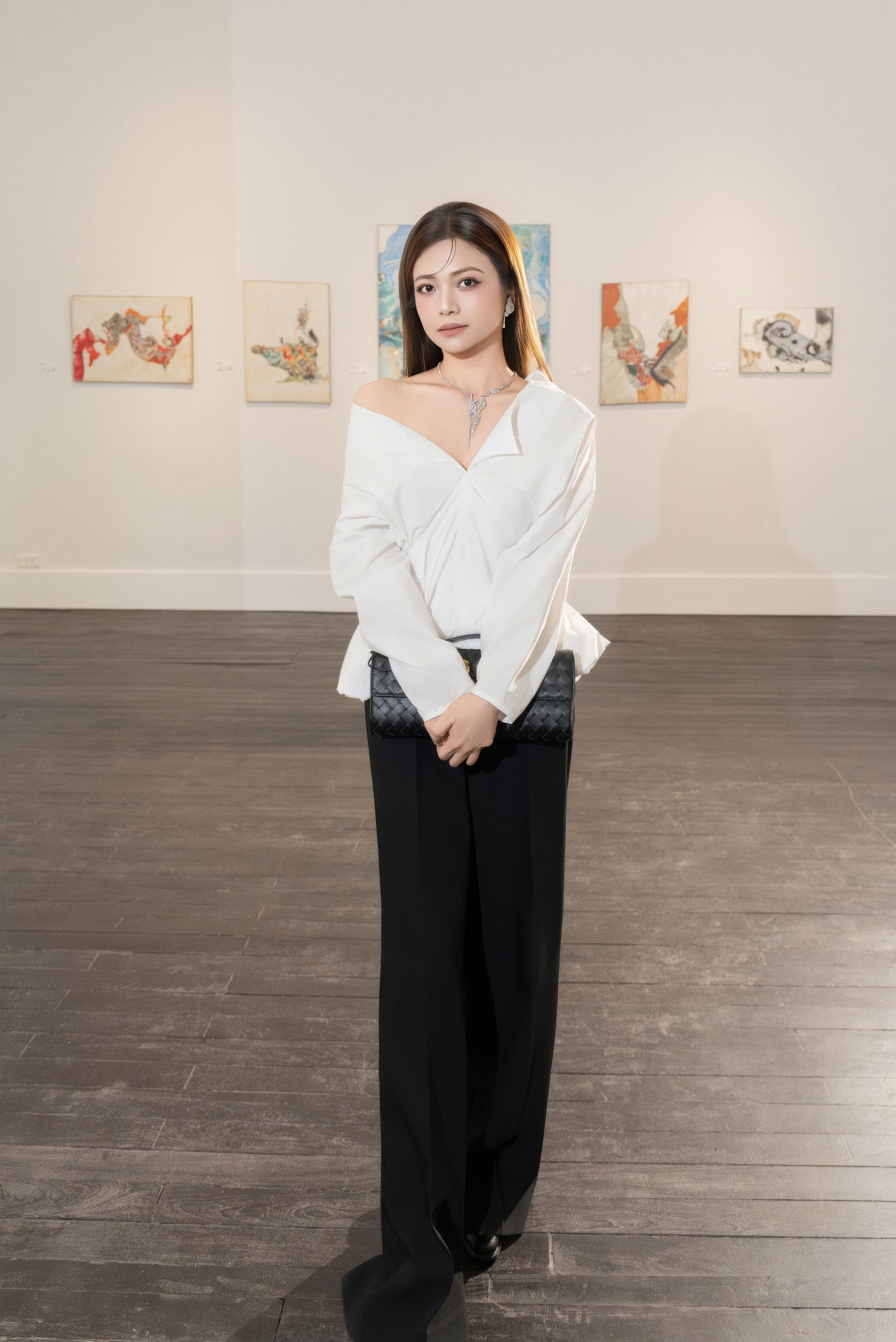 Kiều Anh v&agrave; những thước lụa kể c&acirc;u chuyện của một người phụ nữ đủ 