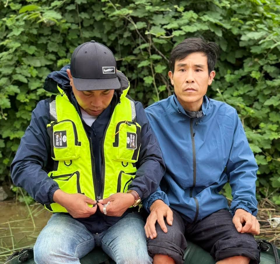 Vụ lật đ&ograve; chở 7 người: Gi&acirc;y ph&uacute;t 