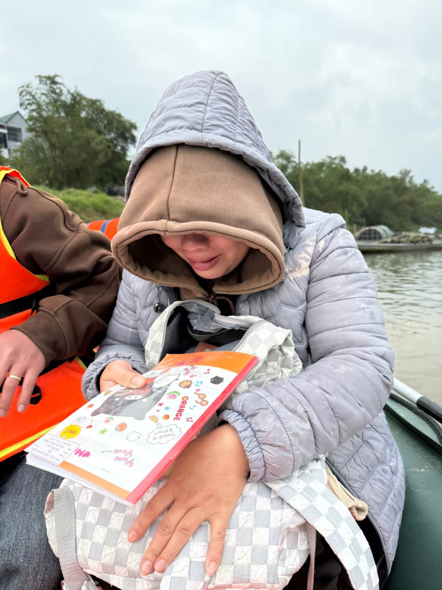 Vụ lật đ&ograve; chở 7 người: Gi&acirc;y ph&uacute;t 