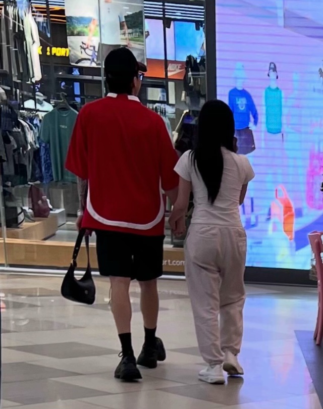 Cặp ca sĩ - producer k&eacute;m 4 tuổi tự để lộ bằng chứng đang hẹn h&ograve;?- Ảnh 3.