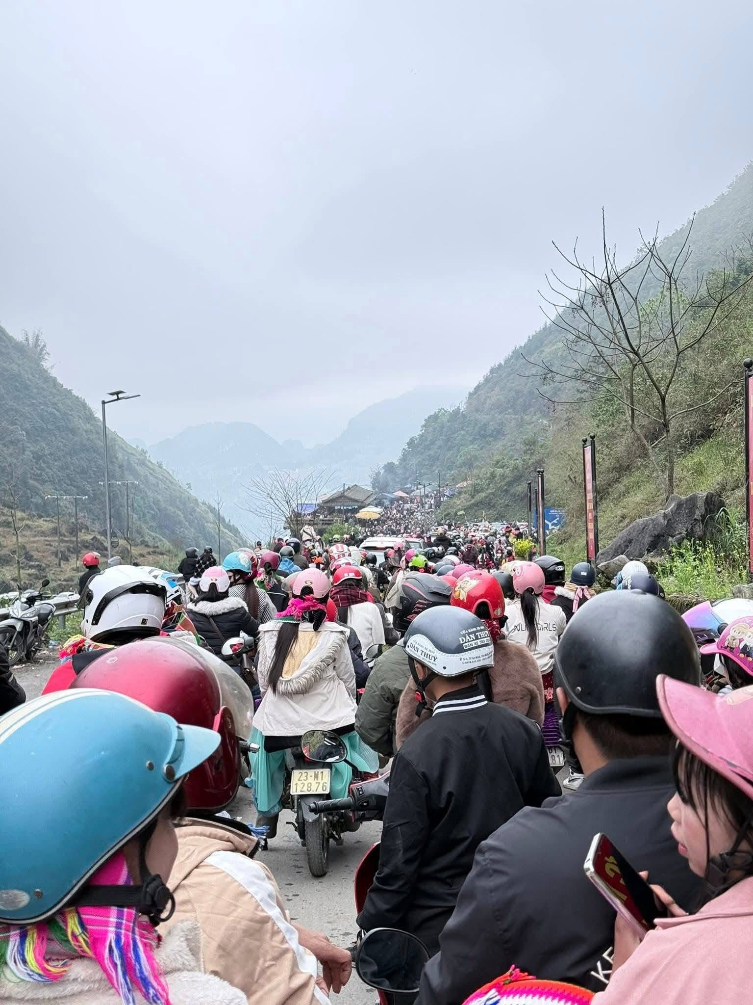 Đi chơi Tết 2026: H&agrave;ng loạt điểm du lịch nổi tiếng đ&ocirc;ng đ&uacute;c như giờ cao điểm - Ảnh 3.
