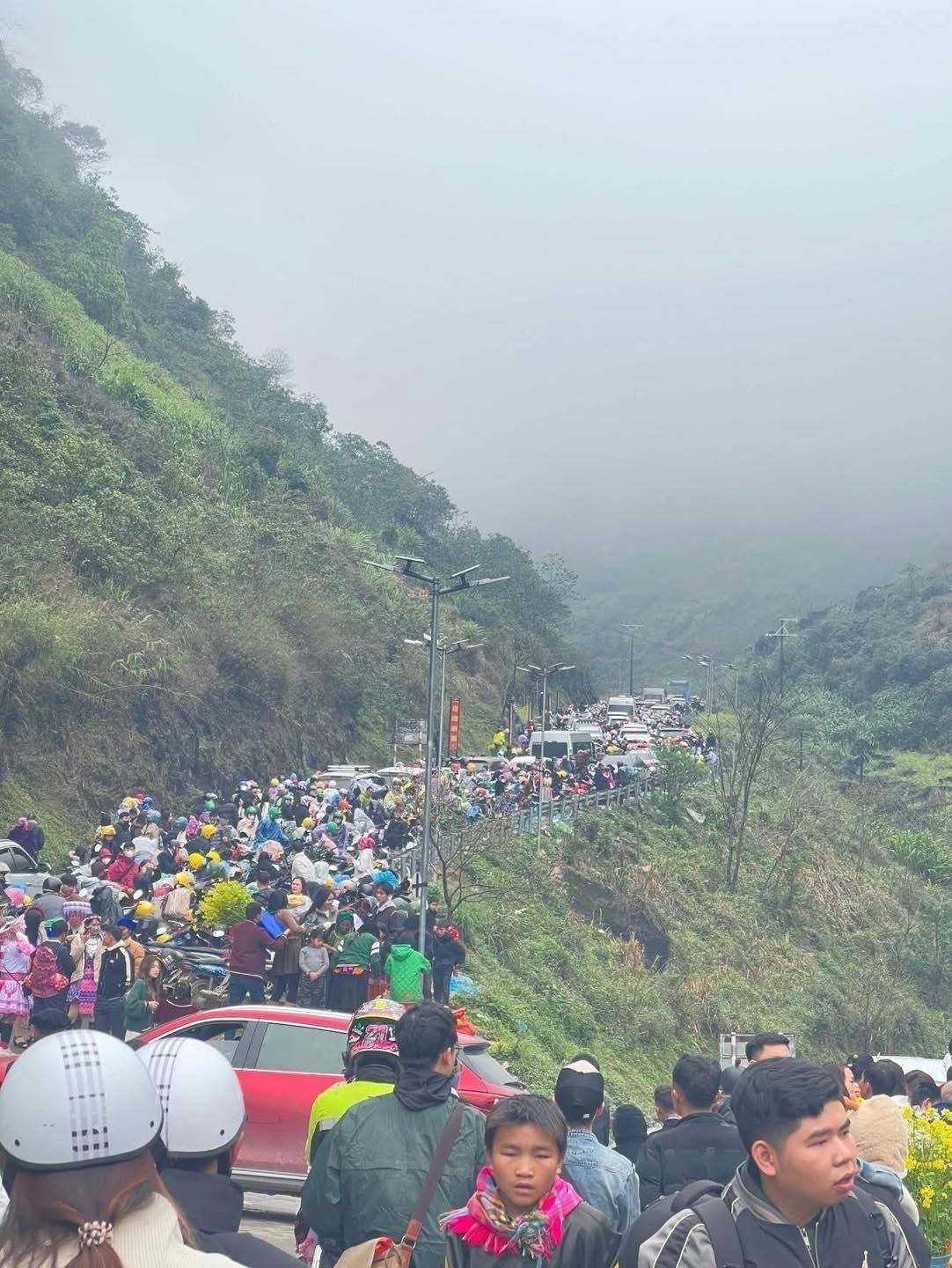 Đi chơi Tết 2026: H&agrave;ng loạt điểm du lịch nổi tiếng đ&ocirc;ng đ&uacute;c như giờ cao điểm - Ảnh 4.