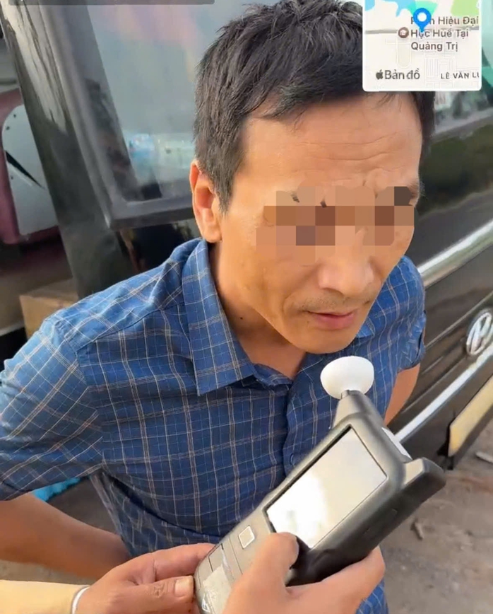 T&agrave;i xế chở 41 h&agrave;nh kh&aacute;ch v&agrave;o TPHCM kh&ocirc;ng c&oacute; bằng l&aacute;i v&agrave; vi phạm nồng độ cồn - Ảnh 1.