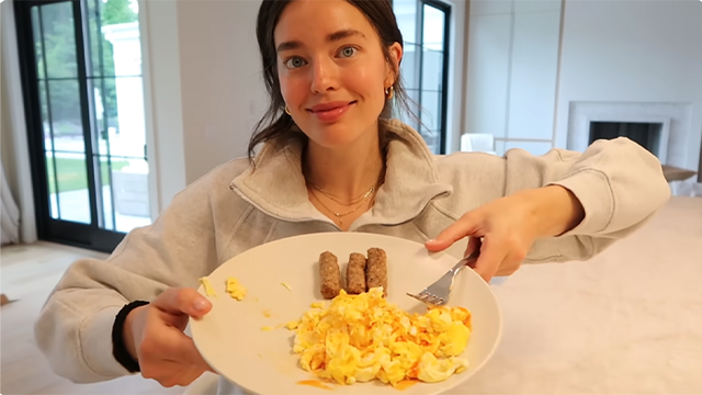 Thi&ecirc;n thần Victoria's Secret giảm 18kg sau sinh m&agrave; vẫn ăn đủ 3 bữa 1 ng&agrave;y- Ảnh 2.